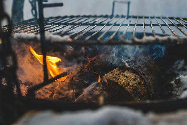 Brasero avec grille de protection : sécurité et confort à table